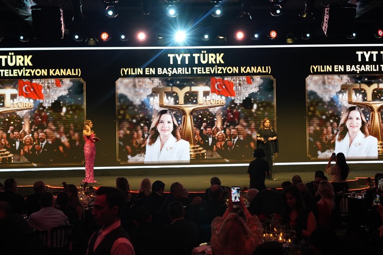 Arzu Erdem :  Tyt Türk �Y�l�n En Ba�ar�l� Televizyon Kanal�� Ödülüne Lay�k Görüldü 